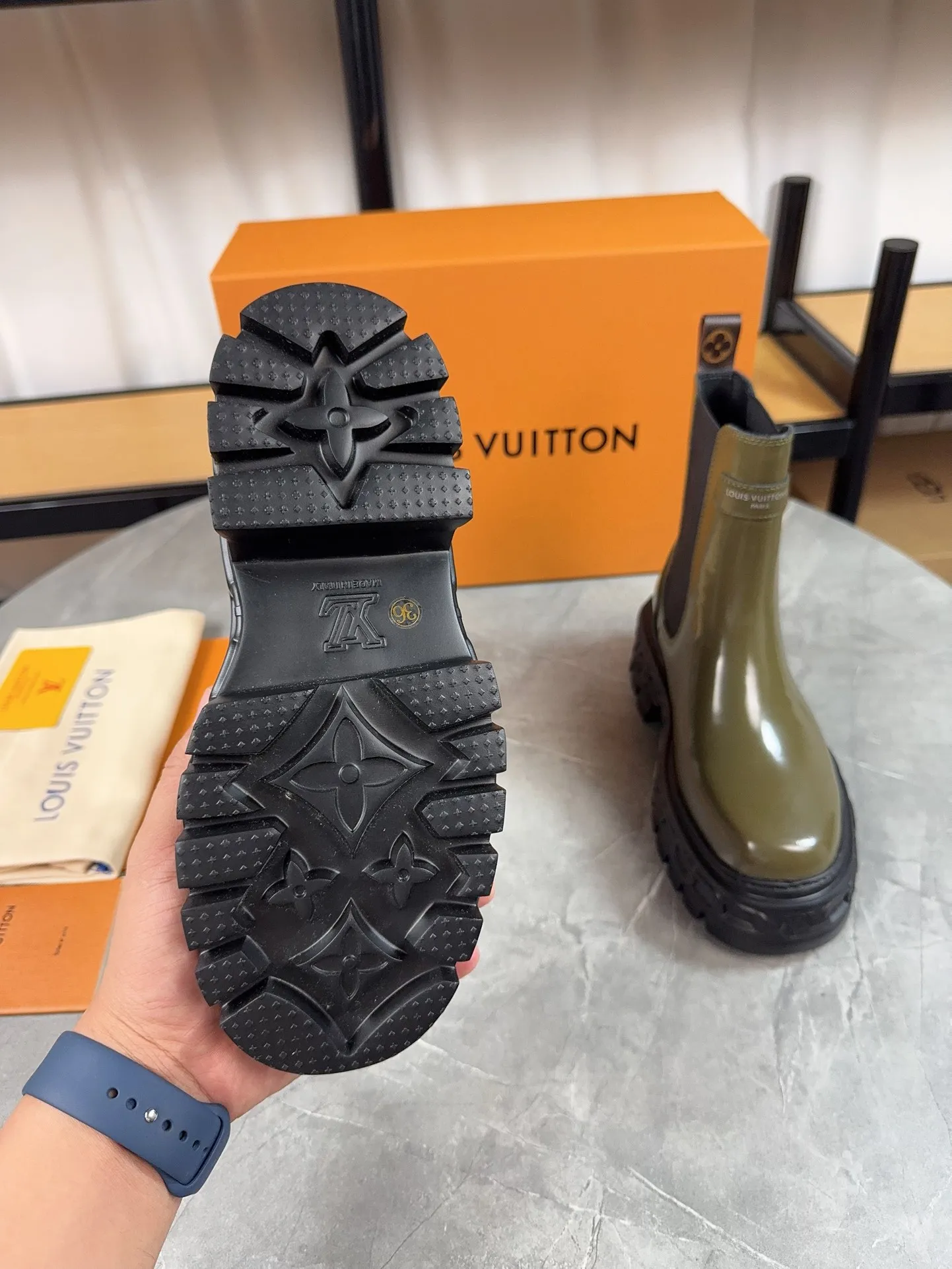 Men's shoes 💰700💰 Louis vuitton's new short boots; beautiful lines and no bloat, original first-layer cowhide combined with high mercerized frosted cowhide, thin-strap motorcycle boots are easy to put on and take off, without contrast (to isolate the cold winter) ❶ Upper: original open-edge beaded cowhide ❷ Inner: cowhide ❸ Foot pads: cowhide leather ❹ Outsole: original wear-resistant and non-slip raw rubber sole ❺Sole height: 6cn ❻Packaging: Original LV special box ❼Number: 34-41 (34/41 customization is not returnable) Boot height 6 inches ☀Color: (black military green)